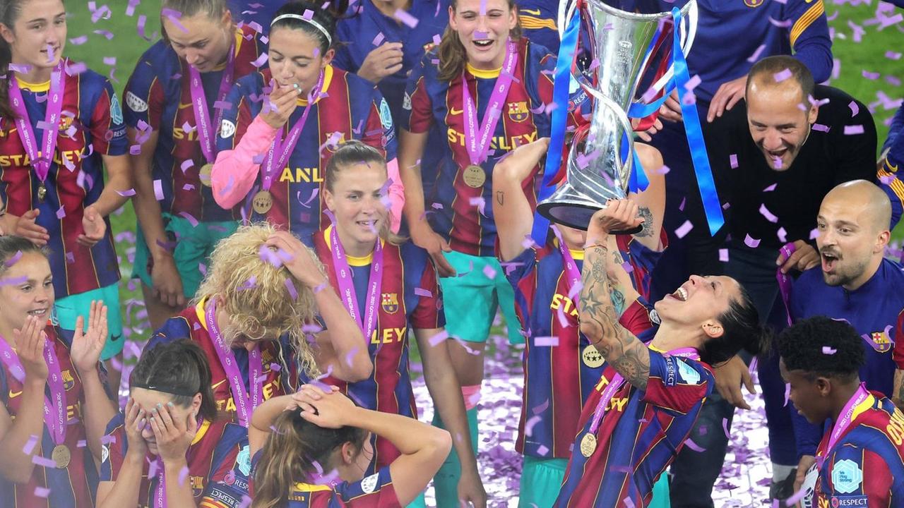 Spielerinnen des FC Barcelona feiern der Gewinn der Champions League der Frauen 2021