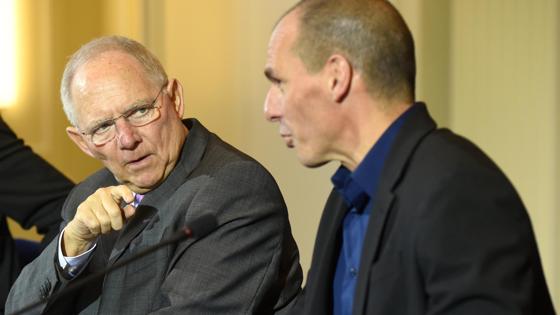 Der griechische Finanzminister Giannis Varoufakis und Bundesfinanzminister Wolfgang Schäuble (CDU) bei einer gemeinsamen Pressekonferenz (05.02.2015). Der griechische Finanzminister Giannis Varoufakis und Bundesfinanzminister Wolfgang Schäuble (CDU) bei einer gemeinsamen Pressekonferenz (05.02.2015).