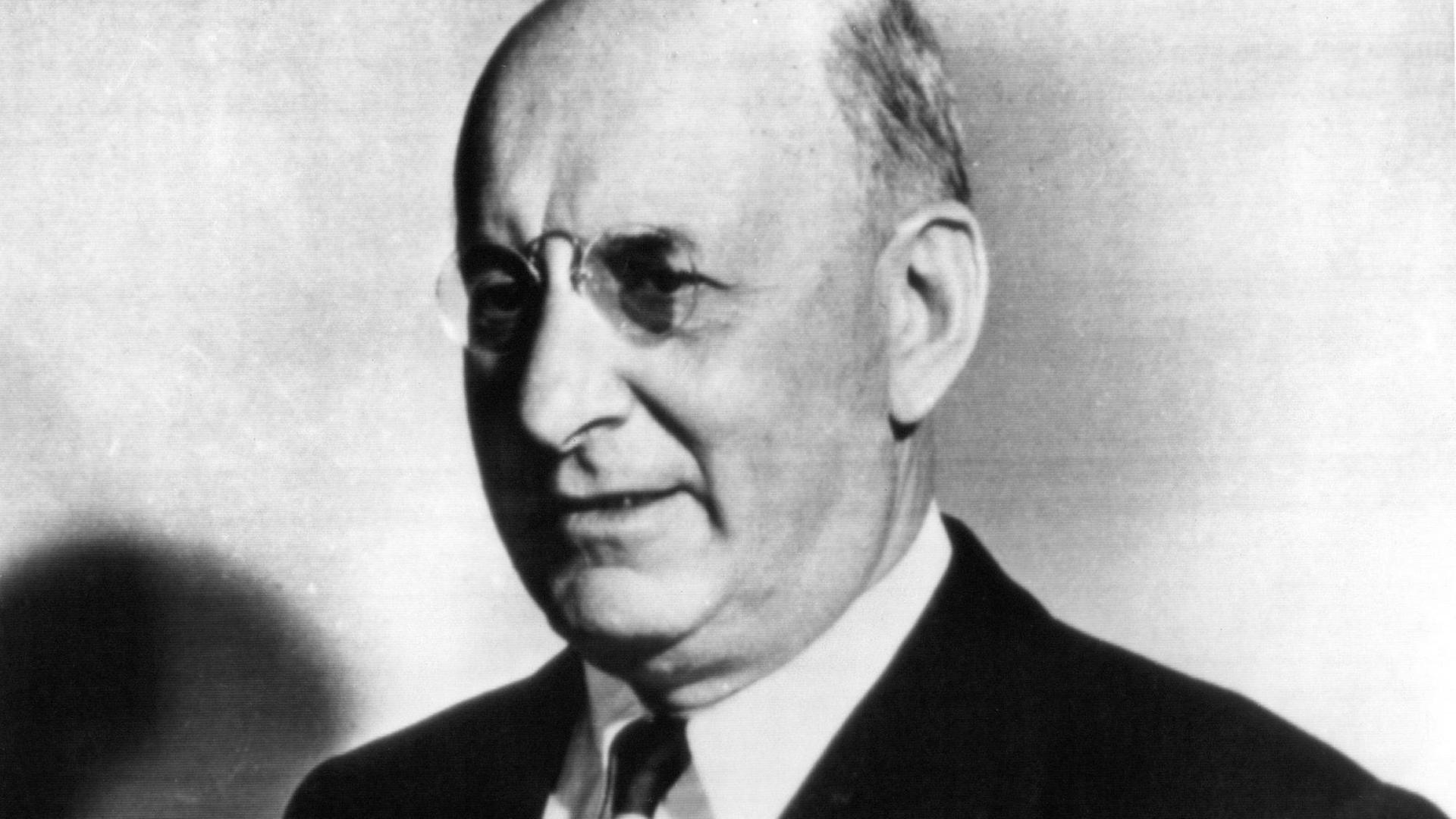 Der amerikanische Politiker und ehemalige US-Finanzminister (1934-45) Henry Morgenthau jr. (undatierte Aufnahme) ist am 6. Februar 1967 im Alter von 75 Jahren in einem Krankenhaus in Poughkeepsie im US-Bundesstaat New York gestorben. Der am 11.5.1891 in New geborene deutschstämmige Politiker war der Schöpfer des nach ihm benannten "Morgenthau-Plans". Als Mitarbeiter von Präsident Roosevelt entwarf er 1944 einen 14-Punkte-Plan, mit dem das besiegte Deutschland nach dem Zweiten Weltkrieg entmilitarisiert, geteilt und nach der Demontage von Industrieanlagen in ein Agrarland umgewandelt werden sollte. Von Roosevelt zunächst unterzeichnet wurde der Morgenthau-Plan jedoch nach zunehmender Ablehnung innerhalb der amerikanischen Regierung fallengelassen. | Der amerikanische Politiker und ehemalige US-Finanzminister (1934-45) Henry Morgenthau jr. (undatierte Aufnahme) ist am 6. Februar 1967 im Alter von 75 Jahren in einem Krankenhaus in Poughkeepsie im US-Bundesstaat New York gestorben. Der am 11.5.1891 in New geborene deutschstämmige Politiker war der Schöpfer des nach ihm benannten "Morgenthau-Plans". Als Mitarbeiter von Präsident Roosevelt entwarf er 1944 einen 14-Punkte-Plan, mit dem das besiegte Deutschland nach dem Zweiten Weltkrieg entmilitarisiert, geteilt und nach der Demontage von Industrieanlagen in ein Agrarland umgewandelt werden sollte. Von Roosevelt zunächst unterzeichnet wurde der Morgenthau-Plan jedoch nach zunehmender Ablehnung innerhalb der amerikanischen Regierung fallengelassen. |