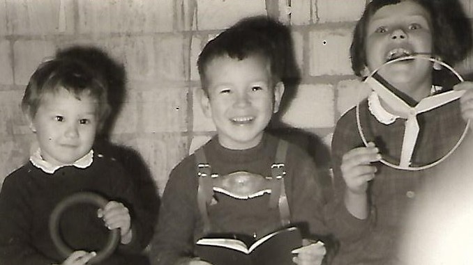 Günther Wessel (M) als Kind. Drei Kinder sitzen in einer Garage und spielen Autofahren. Günther Wessel (M) als Kind. Drei Kinder sitzen in einer Garage und spielen Autofahren.