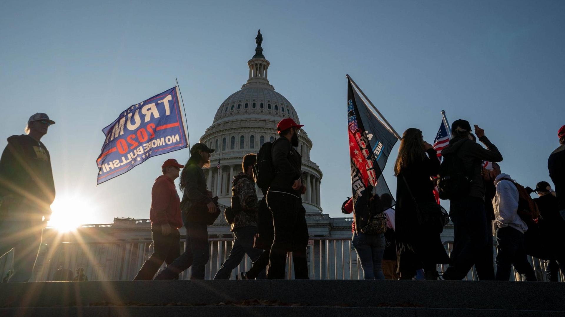 Protestierende beim "Million MAGA March", die mit Trump-Flaggen vor dem Kapitol in Washington gegen die Abwahl von Donald Trump demonstrieren, aufgenommen am 14. November 2020. Protestierende beim "Million MAGA March", die mit Trump-Flaggen vor dem Kapitol in Washington gegen die Abwahl von Donald Trump demonstrieren, aufgenommen am 14. November 2020.