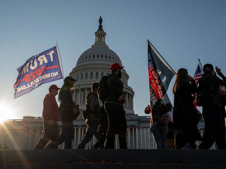 Protestierende beim "Million MAGA March", die mit Trump-Flaggen vor dem Kapitol in Washington gegen die Abwahl von Donald Trump demonstrieren, aufgenommen am 14. November 2020.