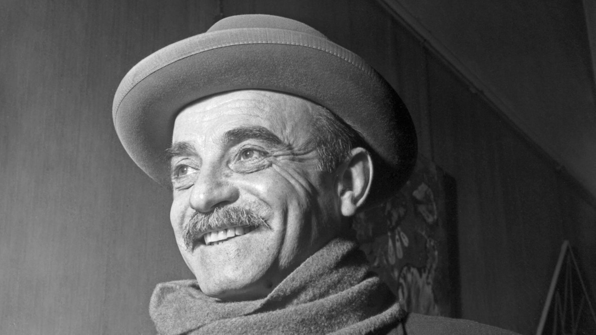 Lucio Fontana bei einer Ausstellung in der Mailänder Galleria del Naviglio im Jahr am 28.02.1952 | dpa ©Farabola/Leemage | Keine Weitergabe an Wiederverkäufer. Lucio Fontana bei einer Ausstellung in der Mailänder Galleria del Naviglio im Jahr am 28.02.1952 | dpa ©Farabola/Leemage | Keine Weitergabe an Wiederverkäufer.