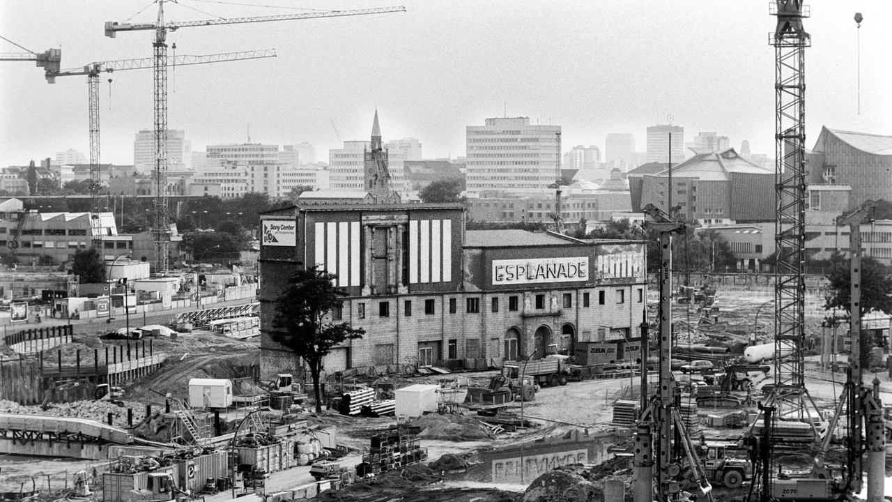 Neubebauung des Potsdamer Platzes nach der Wiedervereinigung. Grossbaustelle Potsdamer Platz, in der Mitte die Reste des ehemaligen Hotel Esplanade. Berlin, Juli 1996. Neubebauung des Potsdamer Platzes nach der Wiedervereinigung. Grossbaustelle Potsdamer Platz, in der Mitte die Reste des ehemaligen Hotel Esplanade. Berlin, Juli 1996.