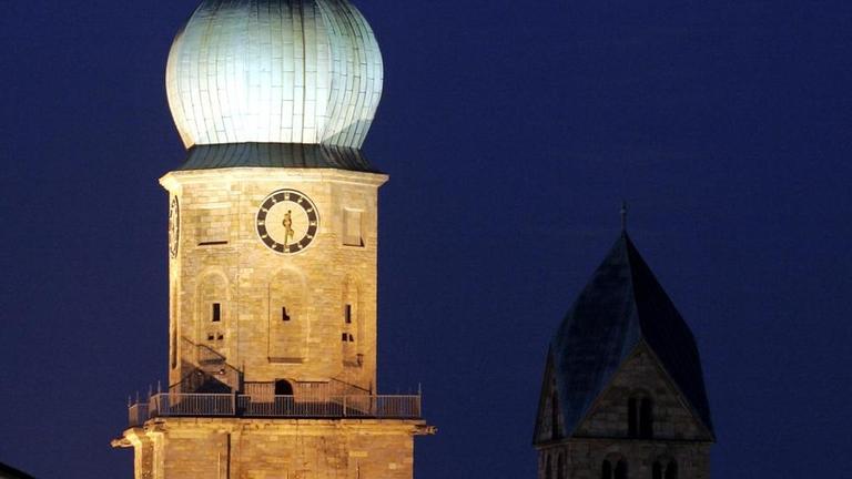 Der beleuchtete Turm der Reinoldikirche in Dortmund bei Nacht.