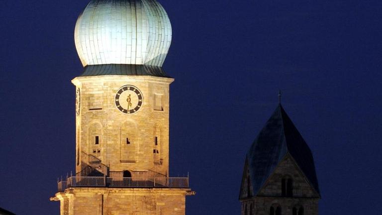 Der beleuchtete Turm der Reinoldikirche in Dortmund bei Nacht. Der beleuchtete Turm der Reinoldikirche in Dortmund bei Nacht.