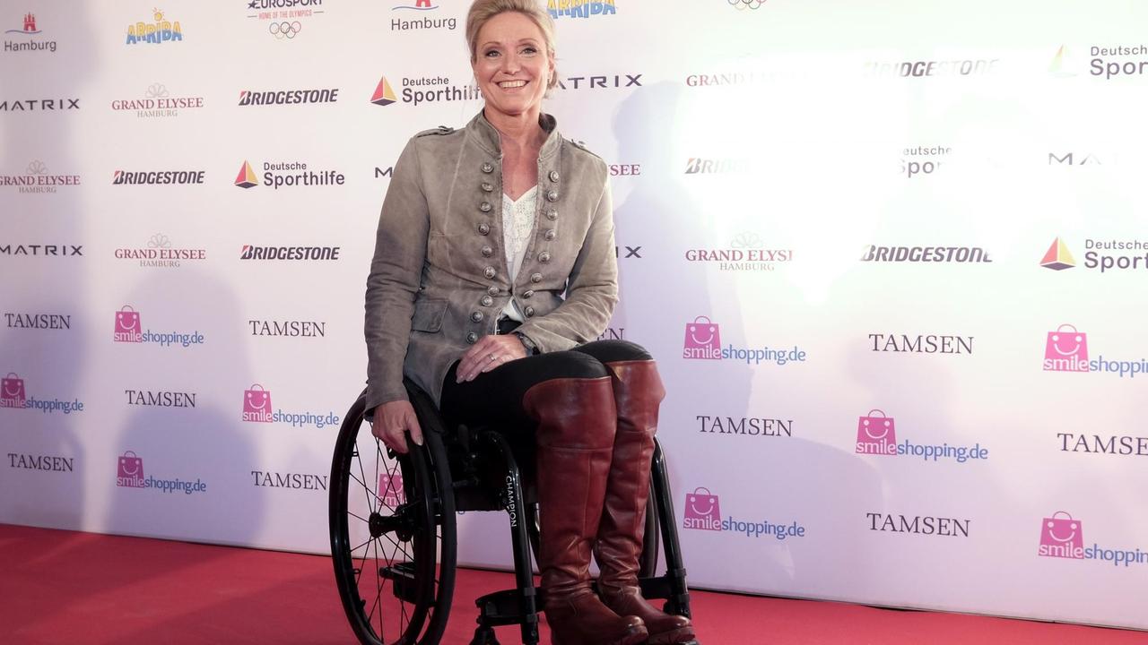 Die Schwimmerin Kirsten Bruhn steht in Hamburg vor der Verleihung des Deutschen Sportjournalistenpreises auf dem roten Teppich. Die Schwimmerin Kirsten Bruhn steht in Hamburg vor der Verleihung des Deutschen Sportjournalistenpreises auf dem roten Teppich.