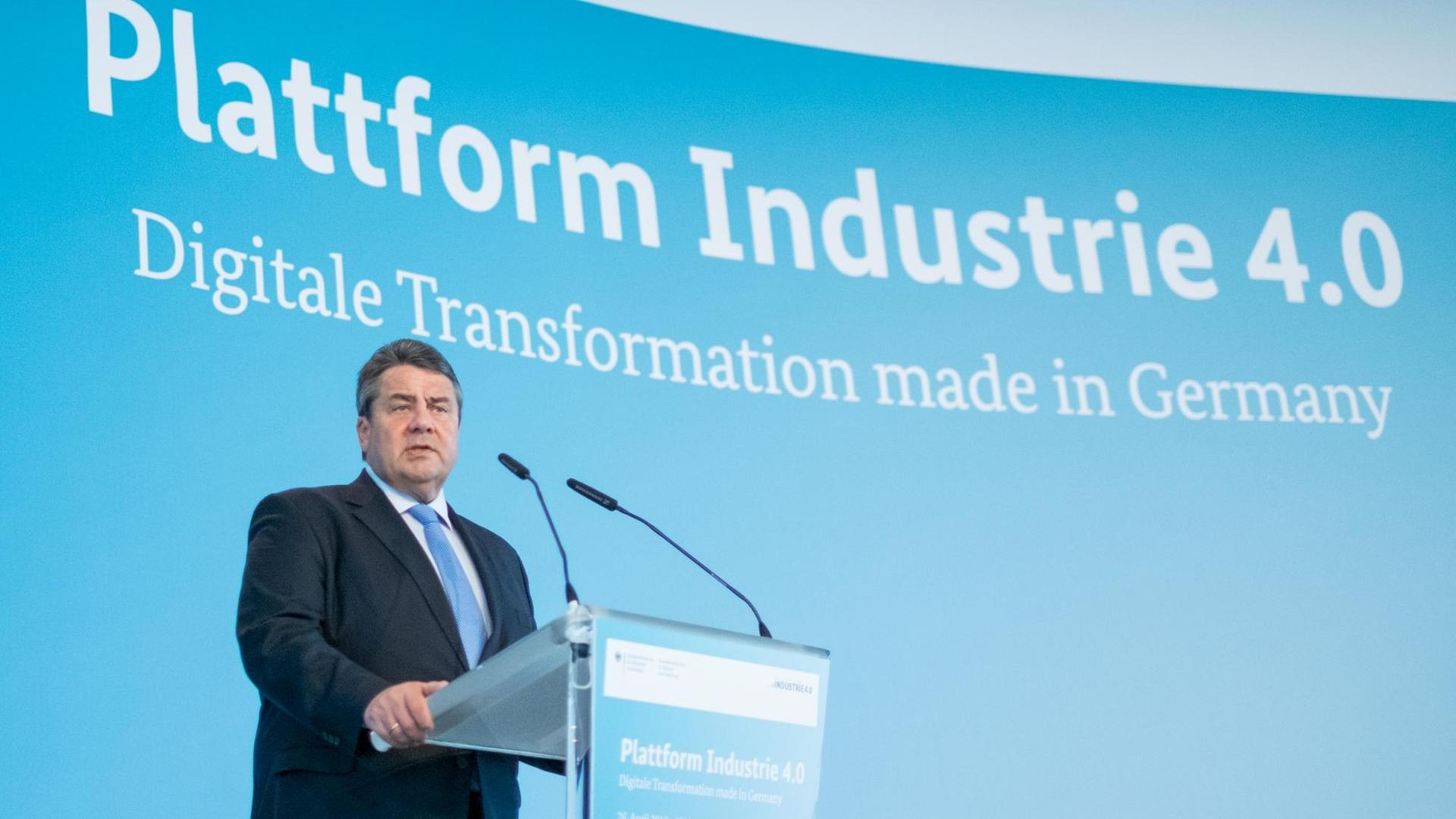 Die Politik soll für Standards sorgen: Bundeswirtschaftsminister Sigmar Gabriel (SPD) spricht am 26.04.2016 bei der Hannover Messe in Hannover (Niedersachsen) zum Thema "Plattform Industrie 4.0".