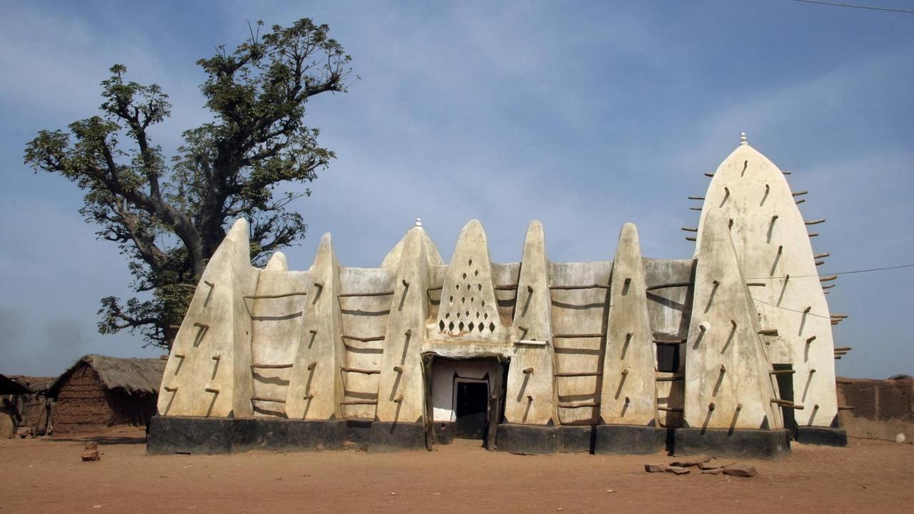 Die Moschee ist in Lehmbauweise errichtet, das Gebäude musste immer wieder nach Schäden restauriert werden. Die Moschee ist ein Wallfahrtsort und gilt als "Mekka Westafrikas". Die Moschee ist in Lehmbauweise errichtet, das Gebäude musste immer wieder nach Schäden restauriert werden. Die Moschee ist ein Wallfahrtsort und gilt als "Mekka Westafrikas".