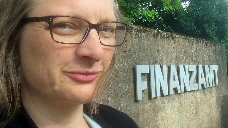 Hörspielautorin Dunja Arnaszus vor dem Finanzamt Elmshorn. Hörspielautorin Dunja Arnaszus vor dem Finanzamt Elmshorn.