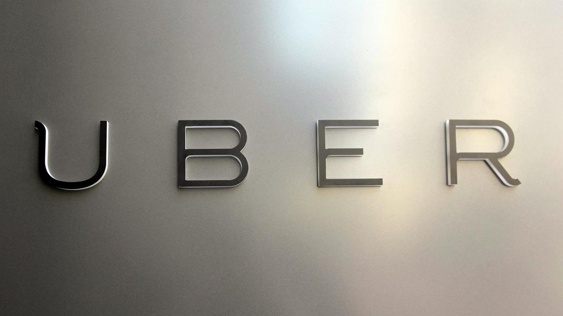 ARCHIV - Das Logo des umstrittenen Fahrdienst-Vermittlers Uber ist am 03.06.2014 in einer Filiale in San Francisco (USA) zu sehen. Der umstrittene Fahrdienst-Vermittler erweitert sein Einzugsgebiet um 24 St ARCHIV - Das Logo des umstrittenen Fahrdienst-Vermittlers Uber ist am 03.06.2014 in einer Filiale in San Francisco (USA) zu sehen. Der umstrittene Fahrdienst-Vermittler erweitert sein Einzugsgebiet um 24 St