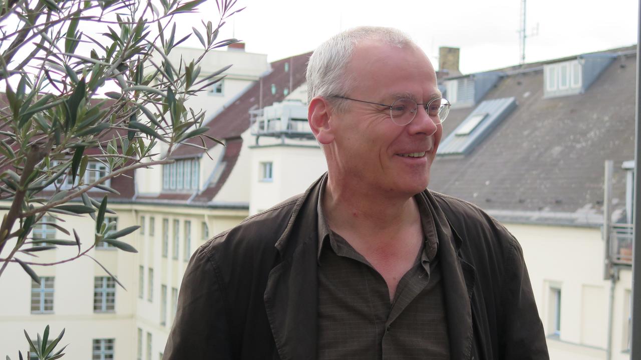 Erdmut Wizisla, Leiter des Bertolt-Brecht-Archivs in der Akademie der Künste und Herausgeber des Bandes "Begegnungen mit Walter Benjamin". Erdmut Wizisla, Leiter des Bertolt-Brecht-Archivs in der Akademie der Künste und Herausgeber des Bandes "Begegnungen mit Walter Benjamin".