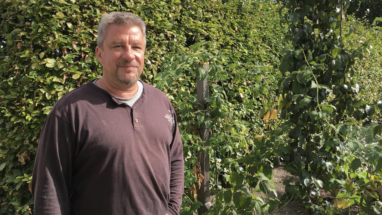 Gärtnermeister Bernd Witzmann steht vor einer Hecke. Gärtnermeister Bernd Witzmann steht vor einer Hecke.