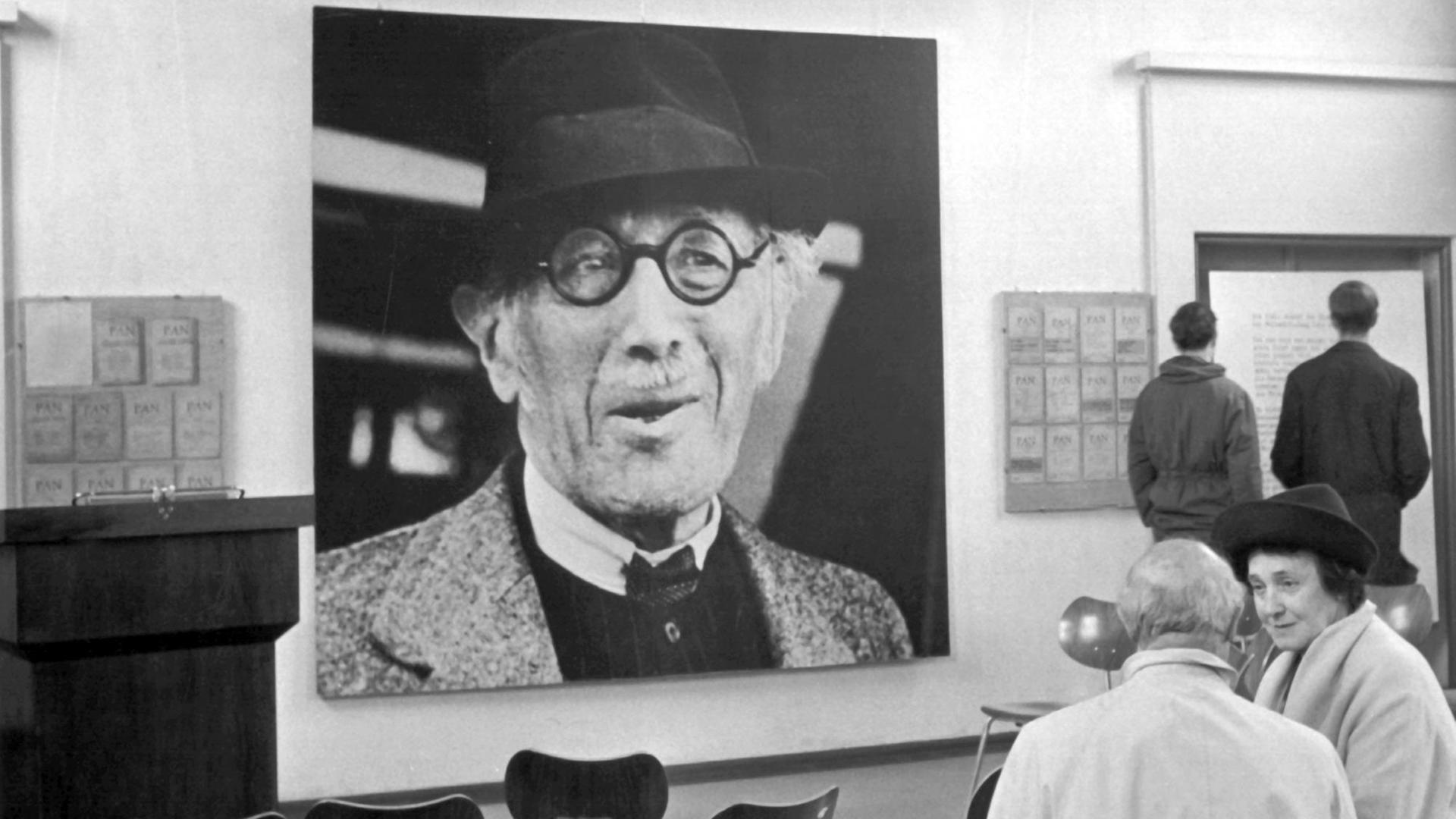 Ein überdimensionales Porträt von Alfred Kerr in den Räumen des Münchener Theater-Museums, in dem im Rahmen der Freundschaftswoche "Berlin in München" im Jahr 1962 eine Ausstellung mit Bildern, Dokumenten und Manuskripten aus dem Leben des berühmten Berliner Kritikers gezeigt wird. Ein überdimensionales Porträt von Alfred Kerr in den Räumen des Münchener Theater-Museums, in dem im Rahmen der Freundschaftswoche "Berlin in München" im Jahr 1962 eine Ausstellung mit Bildern, Dokumenten und Manuskripten aus dem Leben des berühmten Berliner Kritikers gezeigt wird.