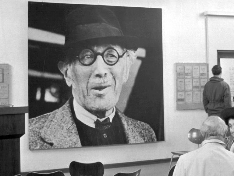 Ein überdimensionales Porträt von Alfred Kerr in den Räumen des Münchener Theater-Museums, in dem im Rahmen der Freundschaftswoche "Berlin in München" im Jahr 1962 eine Ausstellung mit Bildern, Dokumenten und Manuskripten aus dem Leben des berühmten Berliner Kritikers gezeigt wird.