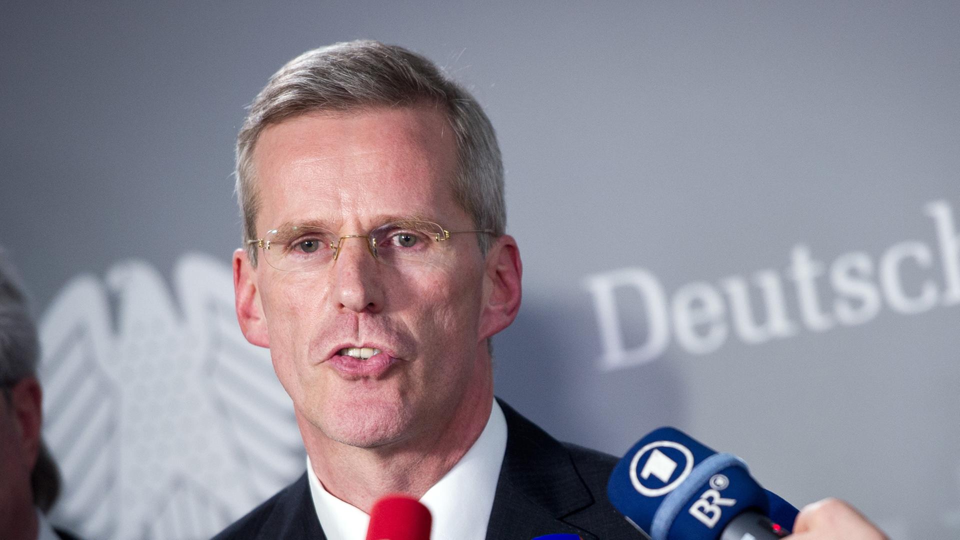 Der CDU-Politiker Clemens Binninger bei einem Interview im Bundestag Der CDU-Politiker Clemens Binninger bei einem Interview im Bundestag