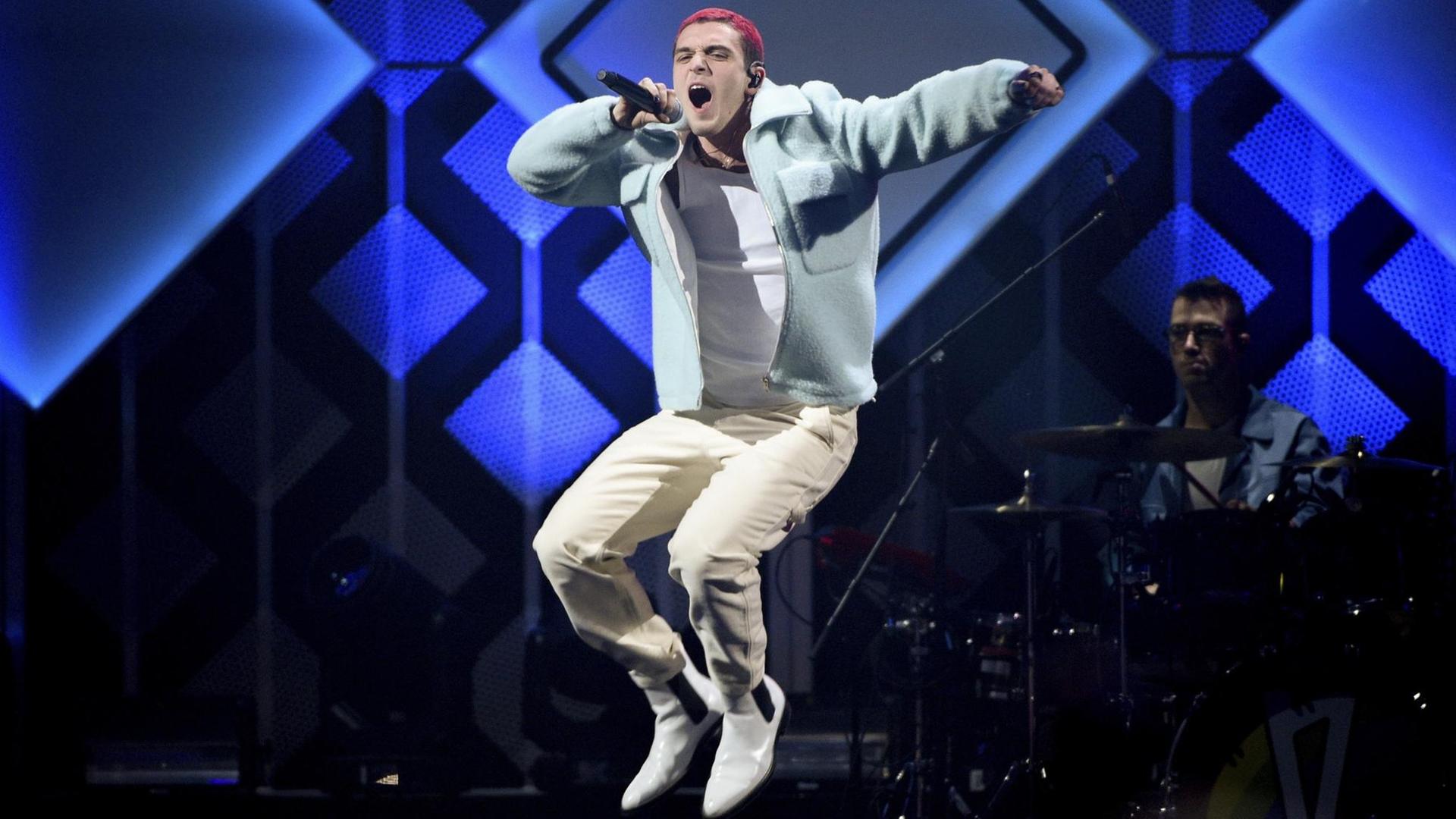 Der Sänger Lauv springt auf der Bühne. Der Sänger Lauv springt auf der Bühne.