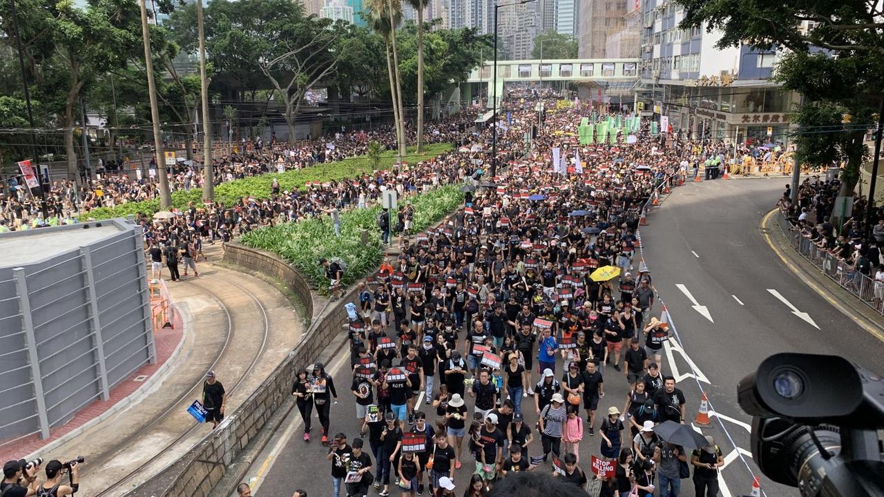 Laut Veranstaltern sollen zwei Millionen Menschen am 16. Juni 2019 bei der Demonstration gegen das Auslieferungsgesetz teilgenommen haben. Aus mehreren Straßen speist sich der Demonstrationszug.