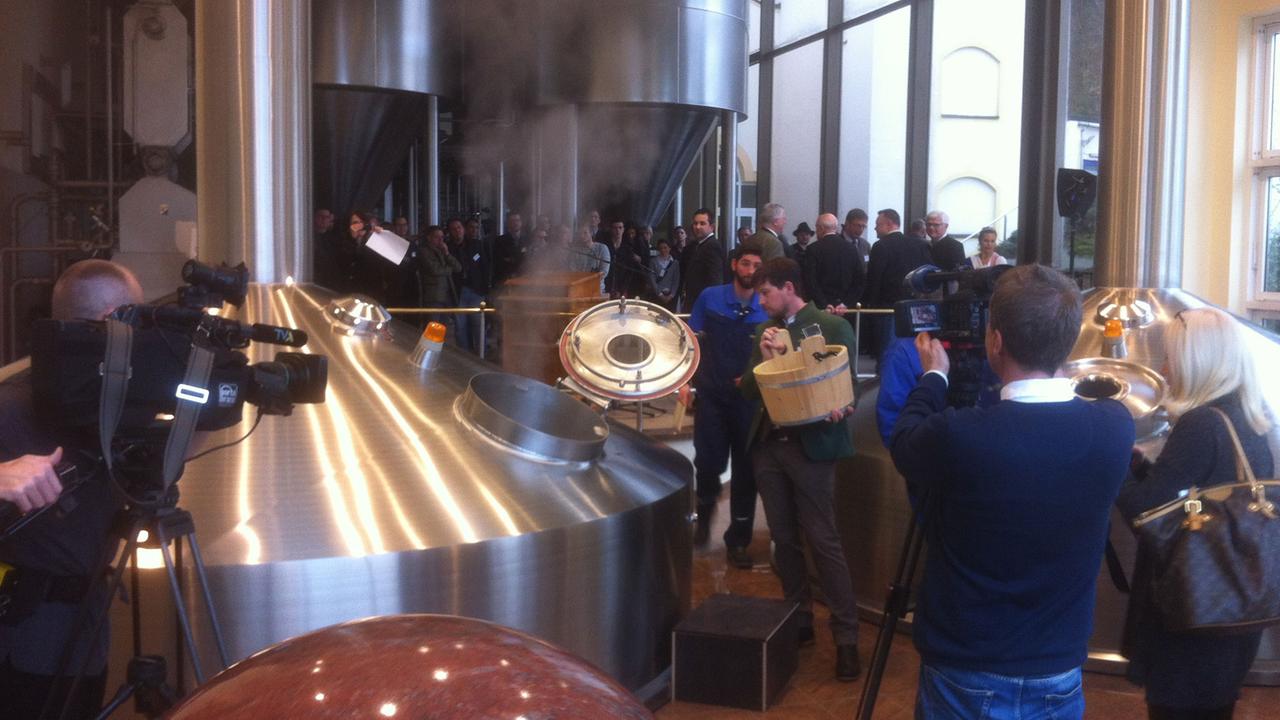 Feierliches Sudansetzen in Aldersbach. In den Räumen der Klosterbrauerei findet auch die große Landesausstellung zum Reinheitsgebot des Hauses der Bayerischen Geschichte statt. Aus diesem Anlass werden in Aldersbach zwei spezielle Festbiere gebraut. Feierliches Sudansetzen in Aldersbach. In den Räumen der Klosterbrauerei findet auch die große Landesausstellung zum Reinheitsgebot des Hauses der Bayerischen Geschichte statt. Aus diesem Anlass werden in Aldersbach zwei spezielle Festbiere gebraut.
