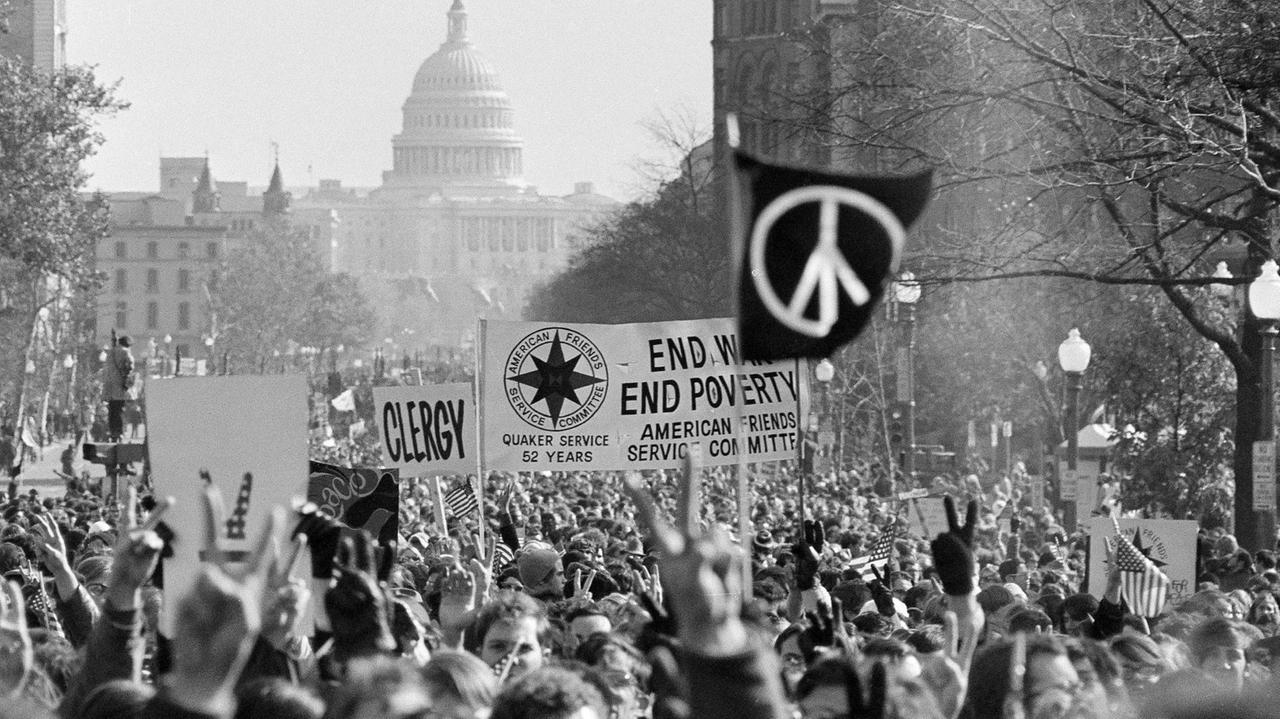 Anti-Vietnamkrieg-Protestierende mit Transparenten. Im Hintergrund das Capitol in Washington. Anti-Vietnamkrieg-Protestierende mit Transparenten. Im Hintergrund das Capitol in Washington.