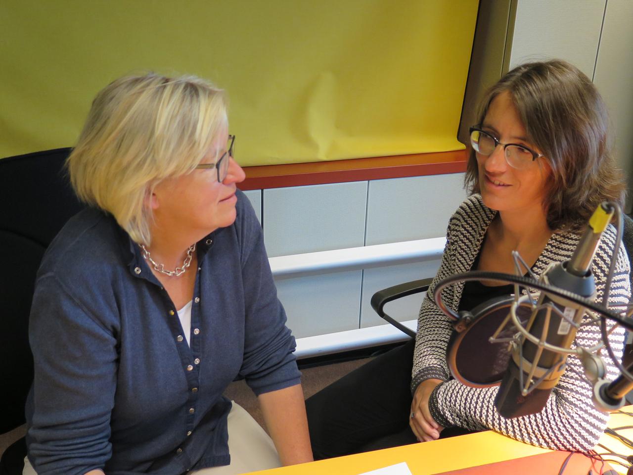 Christel Boßbach (li.) und Deutschlandfunk-Korrrespondentin Gesine Dornblüth im Gespräch. Christel Boßbach (li.) und Deutschlandfunk-Korrrespondentin Gesine Dornblüth im Gespräch.