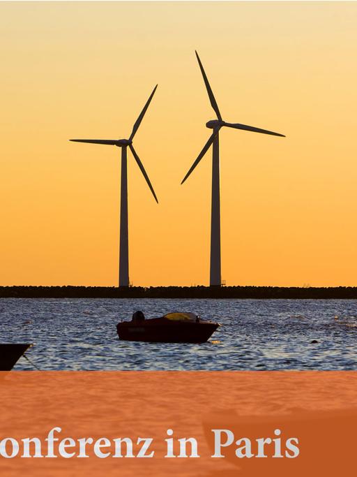 Windräder drehen sich bei Sonnenuntergang vor dem Abendhimmel auf der Mole der dänischen Gemeinde Bonnerup in der nordöstlichen Ecke von Djursland auf der Ostsee.
