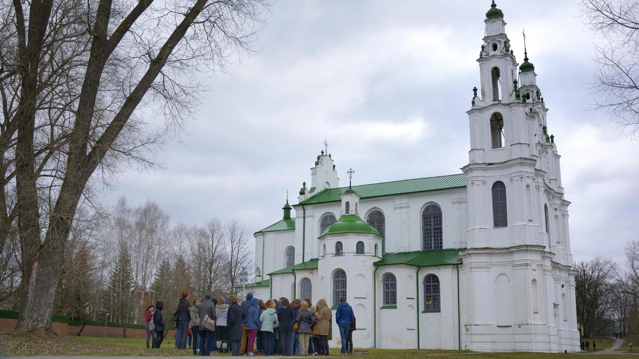 Schüler stehen vor der Sophienkathedrale in Belarus. Schüler stehen vor der Sophienkathedrale in Belarus.