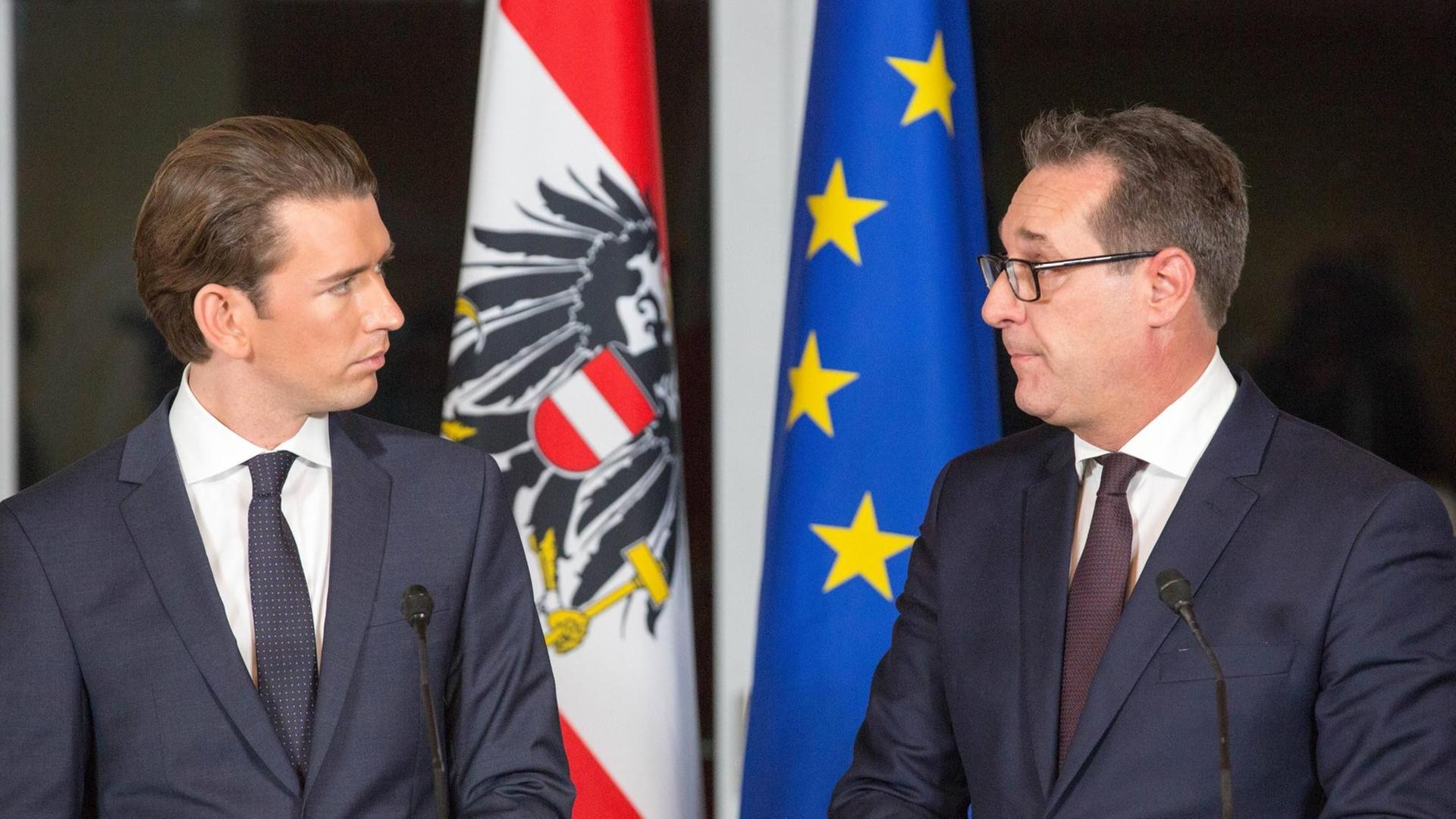 ÖVP und FPÖ präsentierten auf dem Kahlenberg nach der gestrigen Einigung genau zwei Monate nach der Wahl das regierungsprogramm der türkis-blauen Koalition. Die designierten Regierungschefs, Sebastian Kurz, Bundeskanzler (L/ÖVP), Heinz-Christian Strache Vizekanzler (R/FPÖ) ÖVP und FPÖ präsentierten auf dem Kahlenberg nach der gestrigen Einigung genau zwei Monate nach der Wahl das regierungsprogramm der türkis-blauen Koalition. Die designierten Regierungschefs, Sebastian Kurz, Bundeskanzler (L/ÖVP), Heinz-Christian Strache Vizekanzler (R/FPÖ)