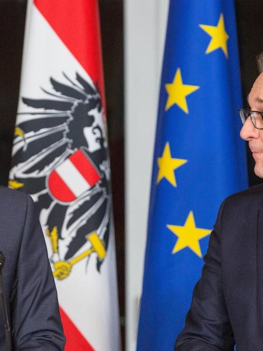 ÖVP und FPÖ präsentierten auf dem Kahlenberg nach der gestrigen Einigung genau zwei Monate nach der Wahl das regierungsprogramm der türkis-blauen Koalition. Die designierten Regierungschefs, Sebastian Kurz, Bundeskanzler (L/ÖVP), Heinz-Christian Strache Vizekanzler (R/FPÖ)