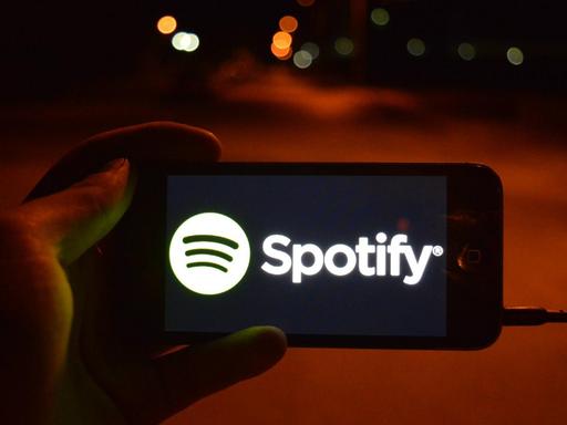 In dieser Fotoillustration wird das Logo des Musikstreamingdienstes Spotify auf einem Smartphone angezeigt.