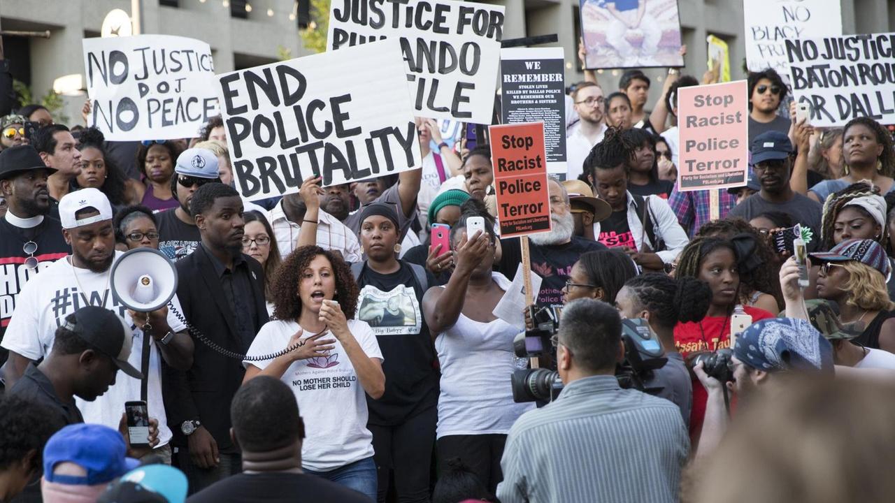 Teilnehmer einer Demonstration gegen Rassismus und Polizeigewalt gegen Schwarze in Dallas, Texas, USA Teilnehmer einer Demonstration gegen Rassismus und Polizeigewalt gegen Schwarze in Dallas, Texas, USA
