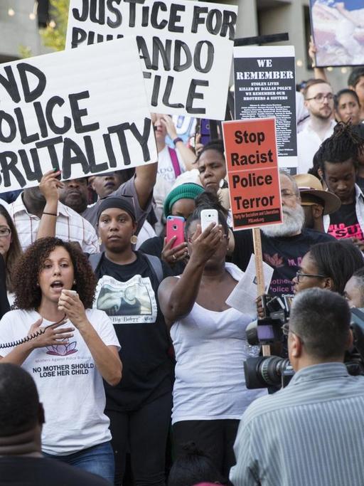 Teilnehmer einer Demonstration gegen Rassismus und Polizeigewalt gegen Schwarze in Dallas, Texas, USA