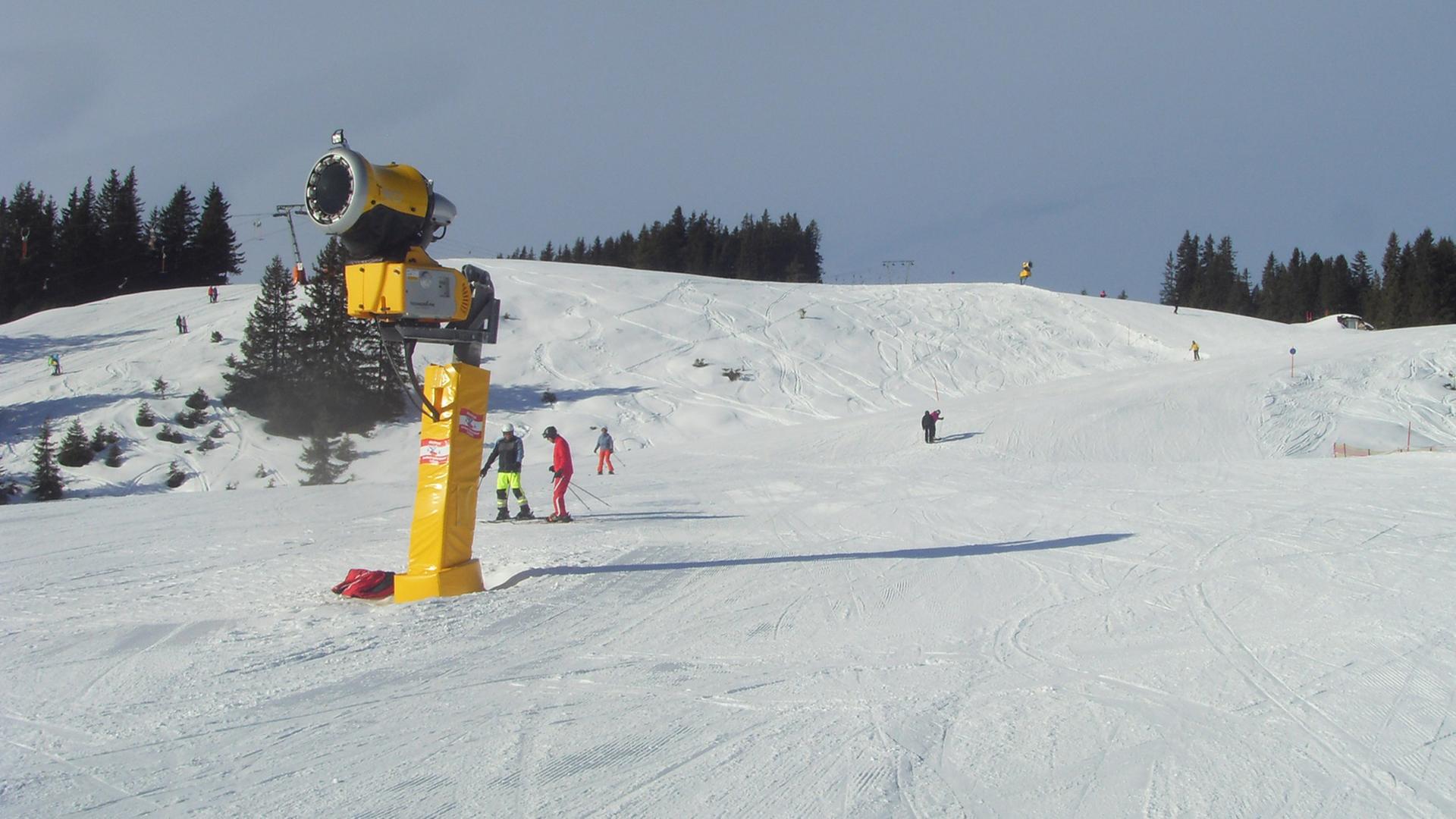 Der Übungshang am Bernkogel mit einer Schneekanone. Der Übungshang am Bernkogel mit einer Schneekanone.