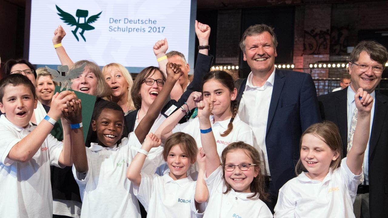 Lehrer und Schüler von der Grundschule Borchshöhe Bremen freuen sich am 29.05.2017 in Berlin nach der Verleihung des Deutschen Schulpreises über den zweiten Platz. 