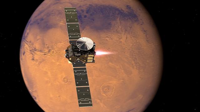 Trace Gas Orbiter mit zwei Flügeln vor dem Mars