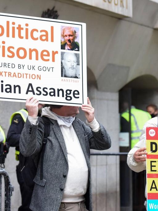 Menschen demonstrieren in Großbritannien für die Freiheit von Julian Assange und gegen eine mögliche Auslieferung in die USA.
