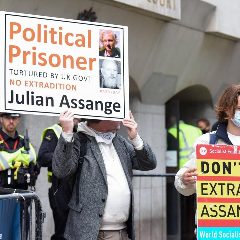 Menschen demonstrieren in Großbritannien für die Freiheit von Julian Assange und gegen eine mögliche Auslieferung in die USA.