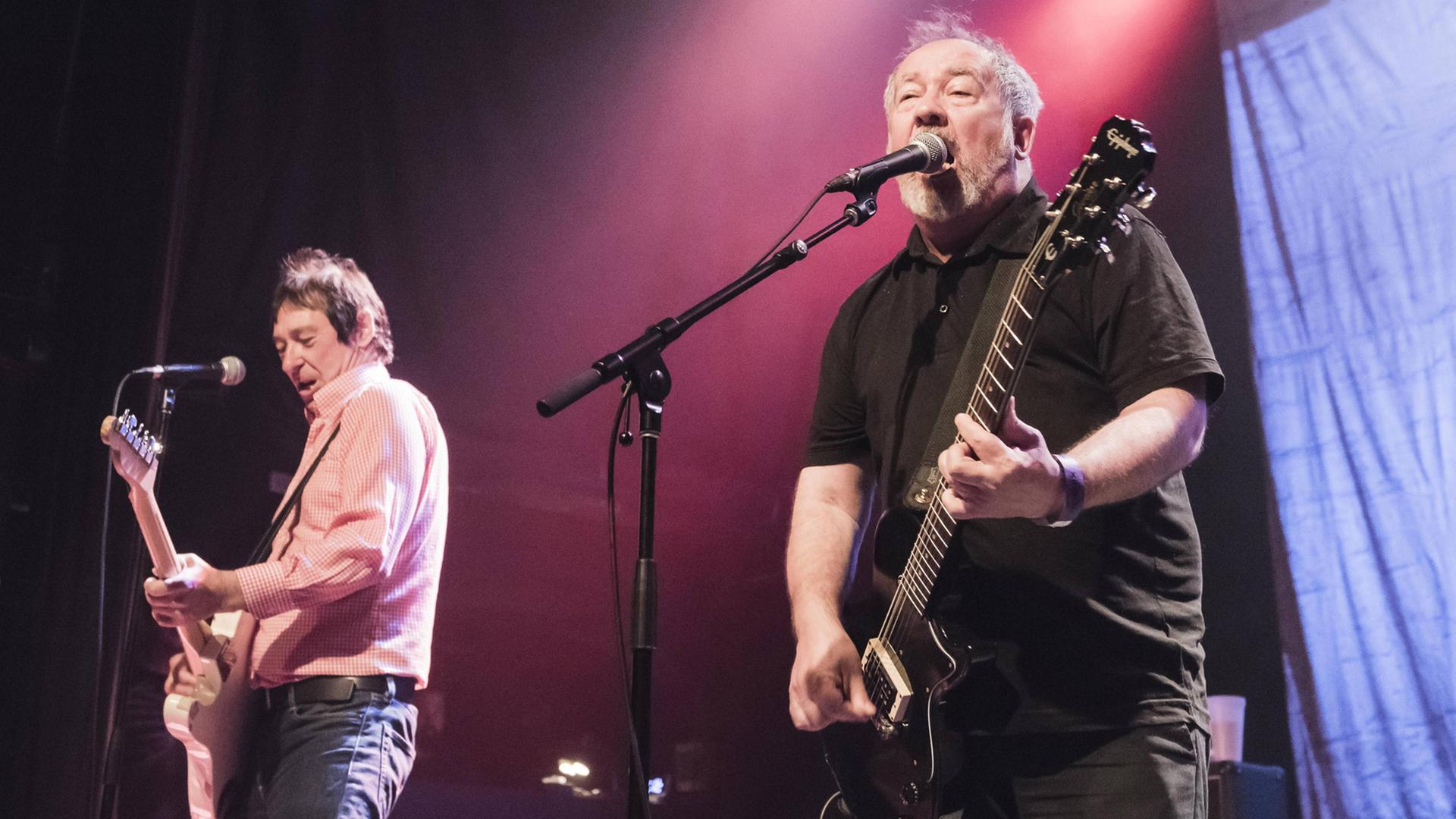 Die britische Punkband The Buzzcocks bei einem Konzert in Toronto, Kanada, im Jahr 2015. Die britische Punkband The Buzzcocks bei einem Konzert in Toronto, Kanada, im Jahr 2015.