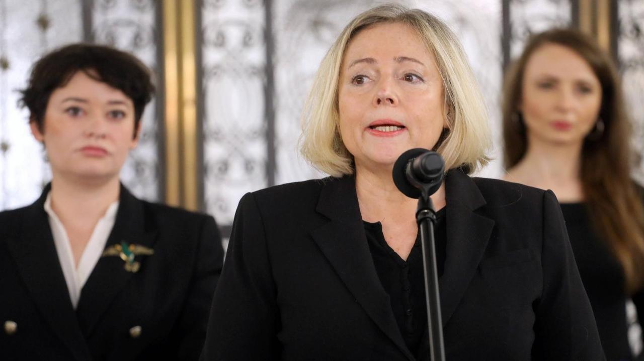 Die polnische Politikerin und Aktivistin Wanda Nowicka spricht in ein Mikrofon. Die polnische Politikerin und Aktivistin Wanda Nowicka spricht in ein Mikrofon.