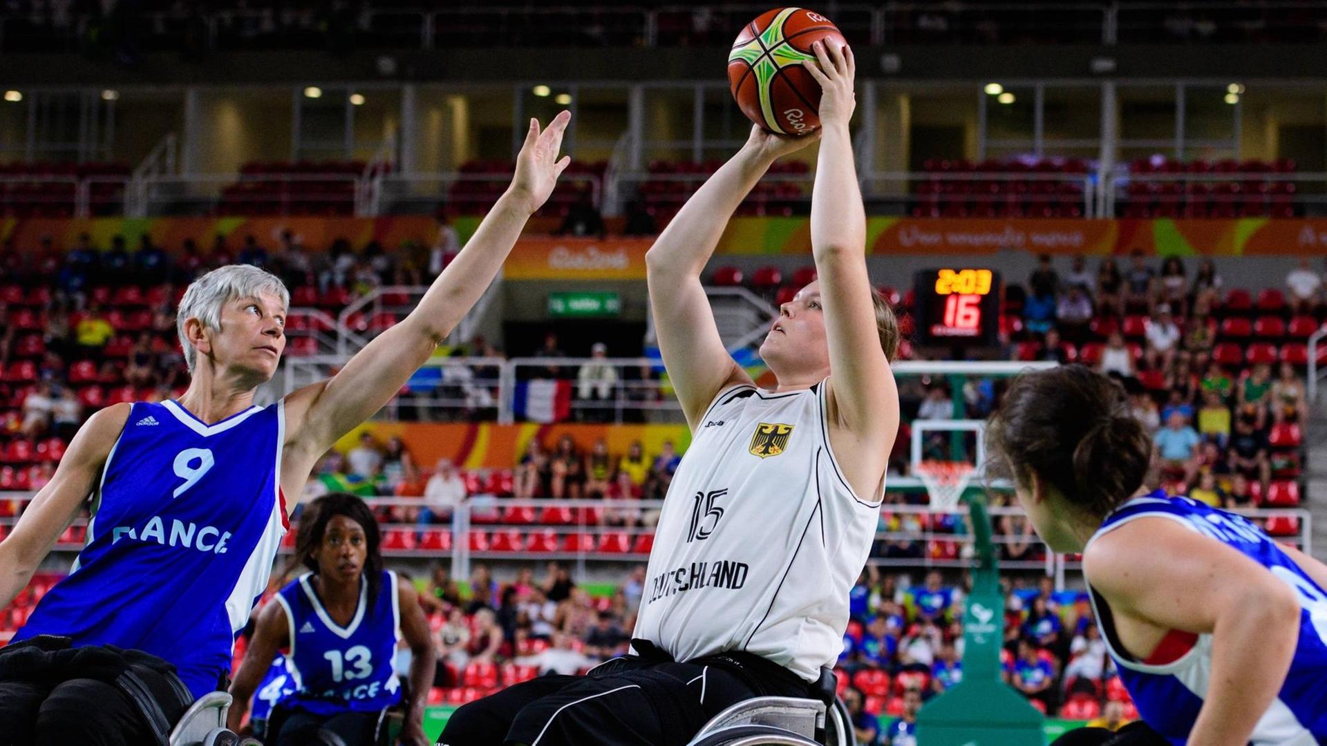 13.09.2016 in Rio de Janeiro: Viertelfinale im Rollstuhl-Basketball der Frauen. Es spielt Deutschland gegen Frankreich. Zu sehen sind unter anderem Fabienne Saint Omer-Delepine (Frankreich, Trikotnummer 9) Barbara Groß / Gross (Deutschland, Trikotnummer 15). 13.09.2016 in Rio de Janeiro: Viertelfinale im Rollstuhl-Basketball der Frauen. Es spielt Deutschland gegen Frankreich. Zu sehen sind unter anderem Fabienne Saint Omer-Delepine (Frankreich, Trikotnummer 9) Barbara Groß / Gross (Deutschland, Trikotnummer 15).