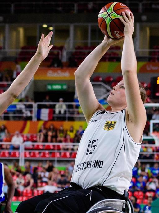 13.09.2016 in Rio de Janeiro: Viertelfinale im Rollstuhl-Basketball der Frauen. Es spielt Deutschland gegen Frankreich. Zu sehen sind unter anderem Fabienne Saint Omer-Delepine (Frankreich, Trikotnummer 9) Barbara Groß / Gross (Deutschland, Trikotnummer 15).