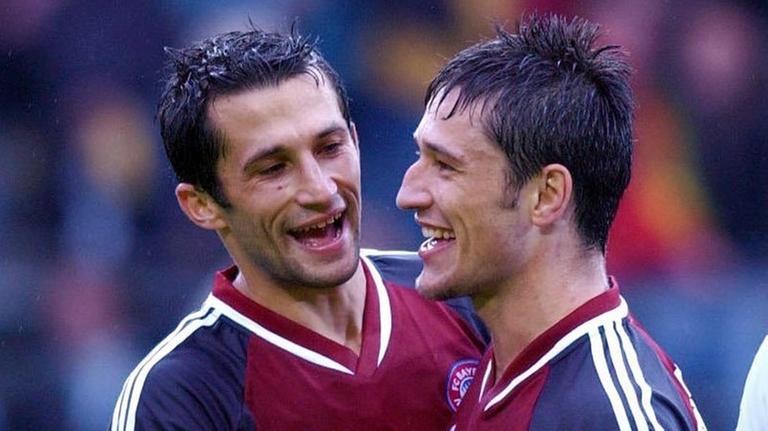 Die Bayern-Spieler Hasan Salihamidzic, Niko Kovac und Samuel Kuffour jubeln bei Spielschluß am 08.09.2001 im Dortmunder Westfalenstadion. Die Bayern-Spieler Hasan Salihamidzic, Niko Kovac und Samuel Kuffour jubeln bei Spielschluß am 08.09.2001 im Dortmunder Westfalenstadion.