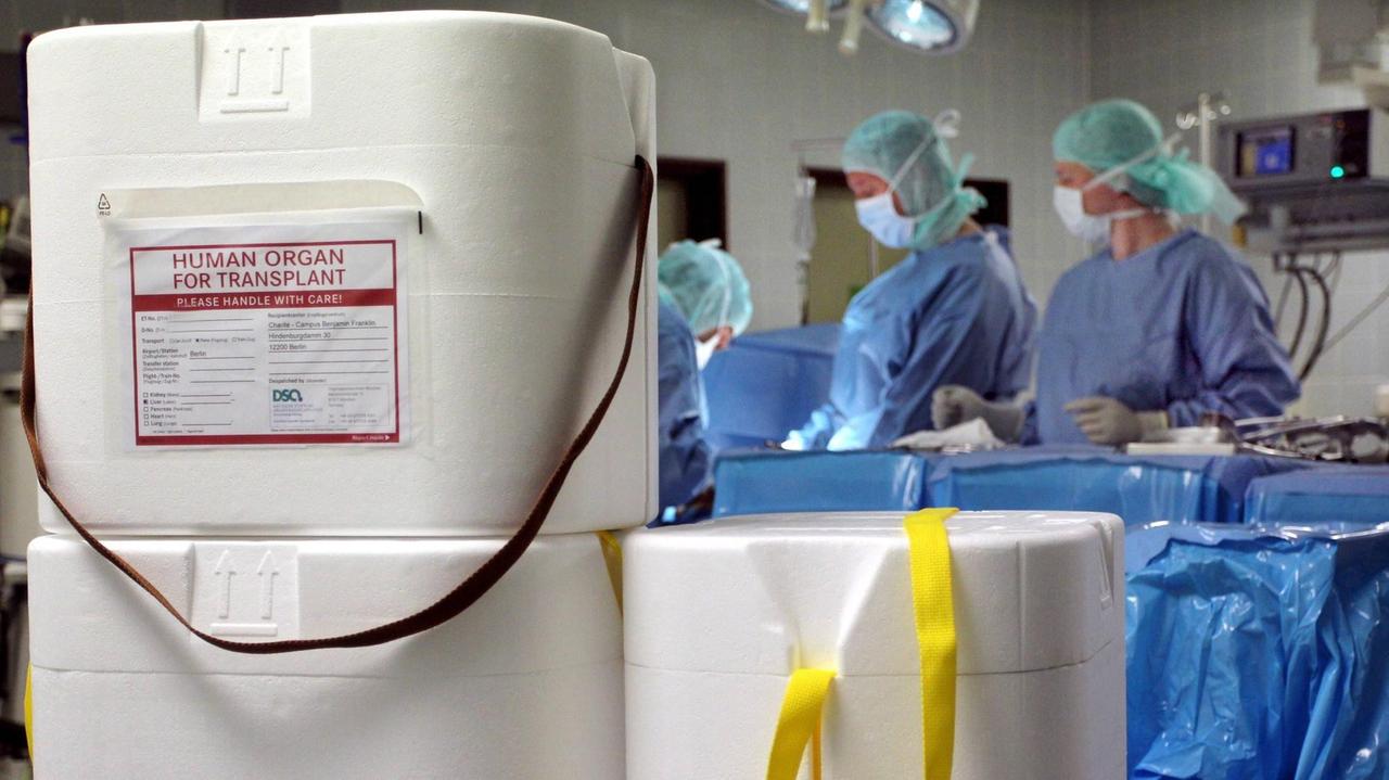 Im Zentralklinikum Augsburg wird 2011 eine Spenderorganentnahme an einem hirntoten Menschen durchgeführt. 