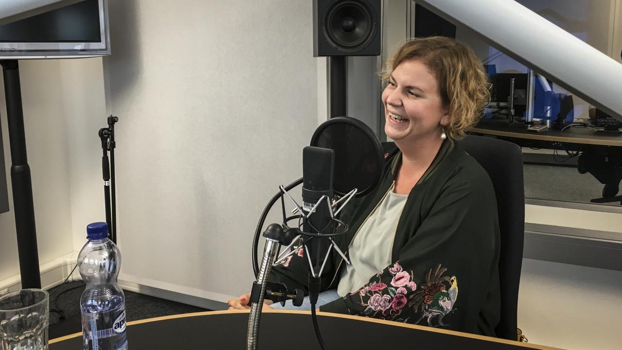 Samuela Schmid im Deutschlandfunk Kultur Studio. Samuela Schmid im Deutschlandfunk Kultur Studio.
