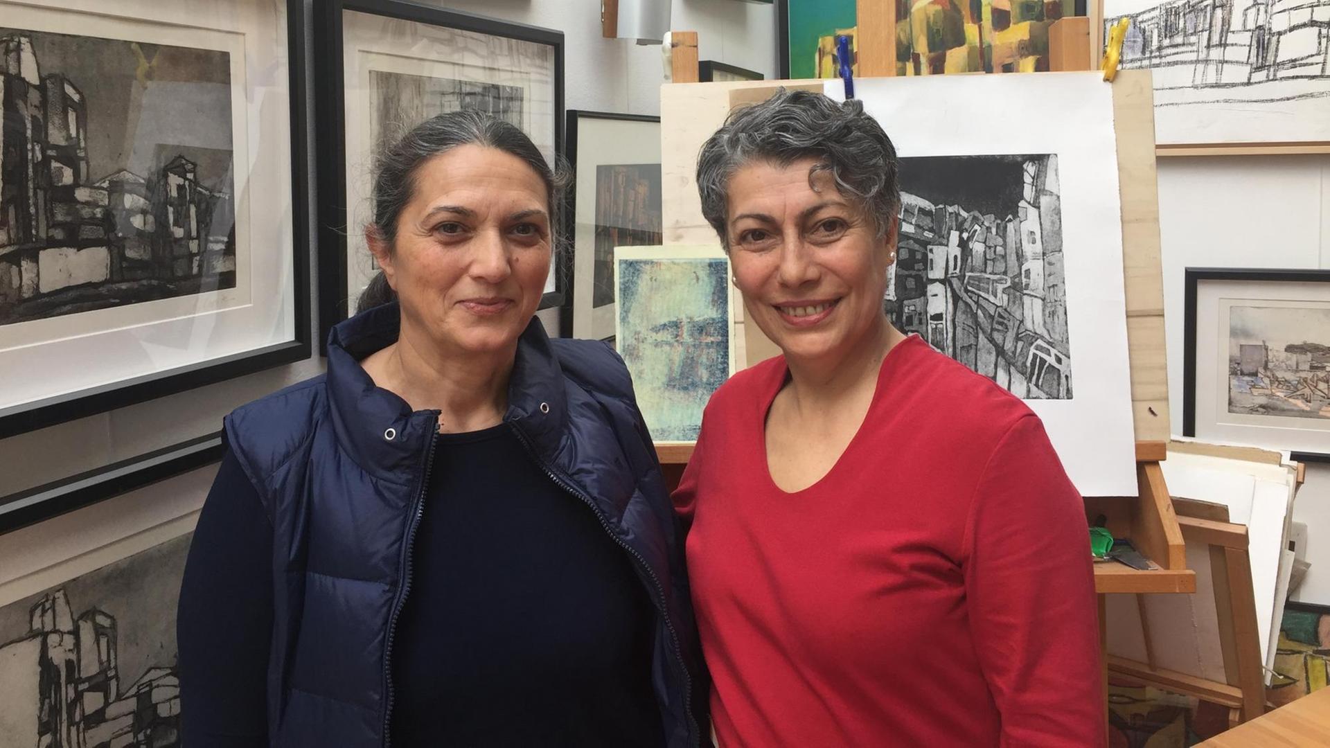 Tülay Seker und Sevim Celik-Lorenzen, zwei türkischstämmige Frauen, stehen in einem Raum vor einer Wand mit vielen Bildern. Tülay Seker und Sevim Celik-Lorenzen, zwei türkischstämmige Frauen, stehen in einem Raum vor einer Wand mit vielen Bildern.