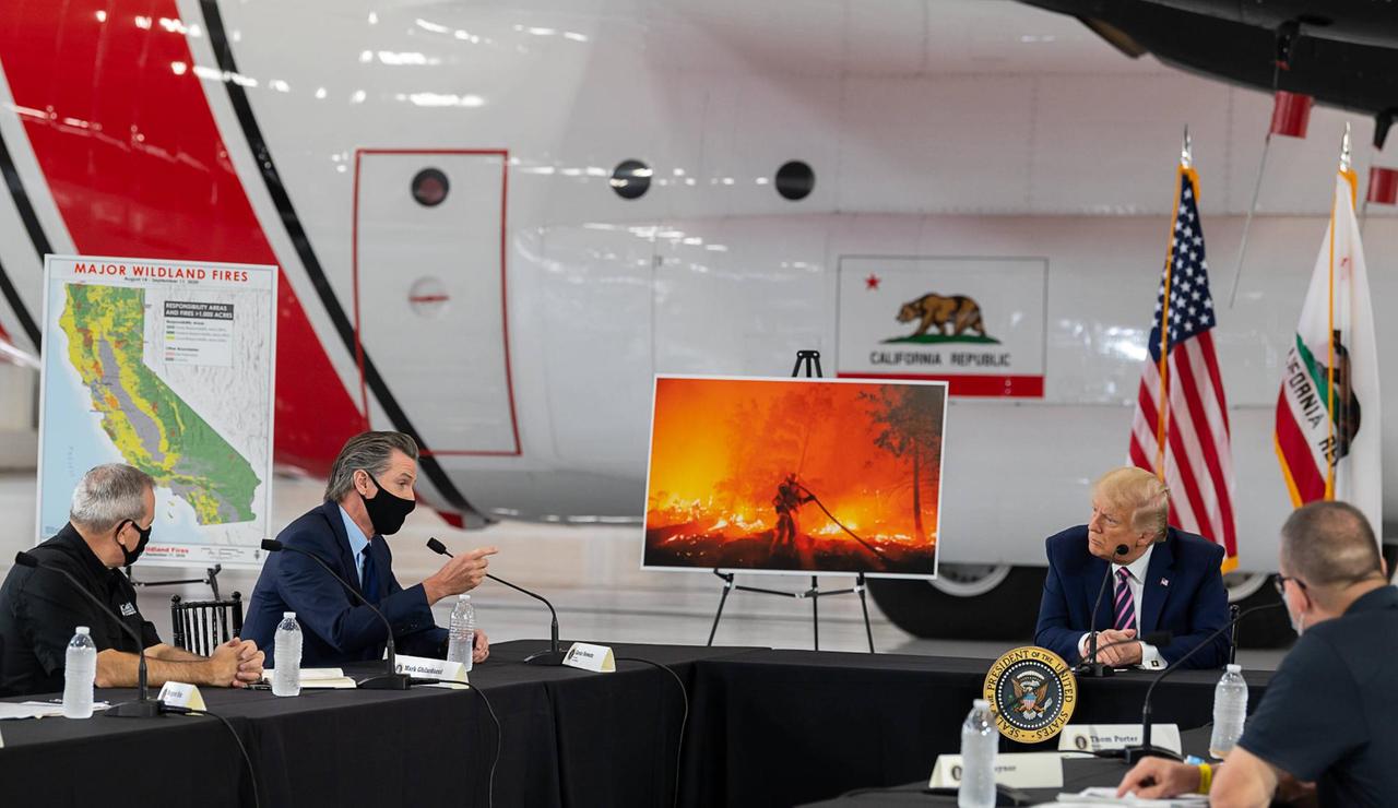 US-Präsident Donald Trump diskutiert die Brände mit dem Kalifornischen Gouverneur Gavin Newson. Zwischen den beiden steht ein Bild, dass die Brände zeigt. US-Präsident Donald Trump diskutiert die Brände mit dem Kalifornischen Gouverneur Gavin Newson. Zwischen den beiden steht ein Bild, dass die Brände zeigt.
