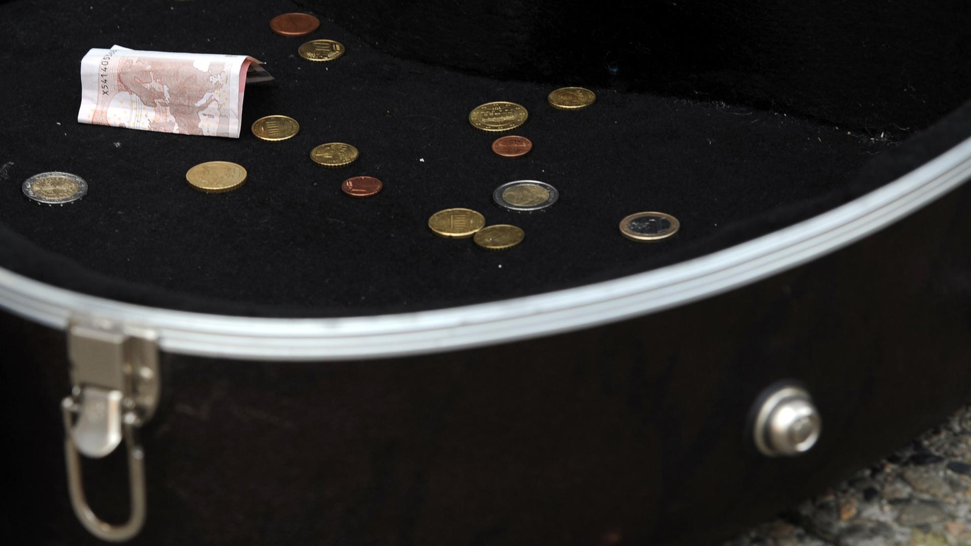 Ein Gitarrenkoffer mit gespendetem Geld Ein Gitarrenkoffer mit gespendetem Geld