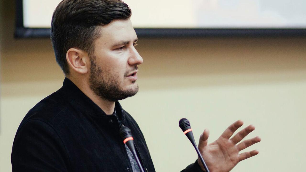 Der russische Bestseller-Autor und Journalist Dmitry Glukhovsky spricht in ein Mikrofon. Der russische Bestseller-Autor und Journalist Dmitry Glukhovsky spricht in ein Mikrofon.
