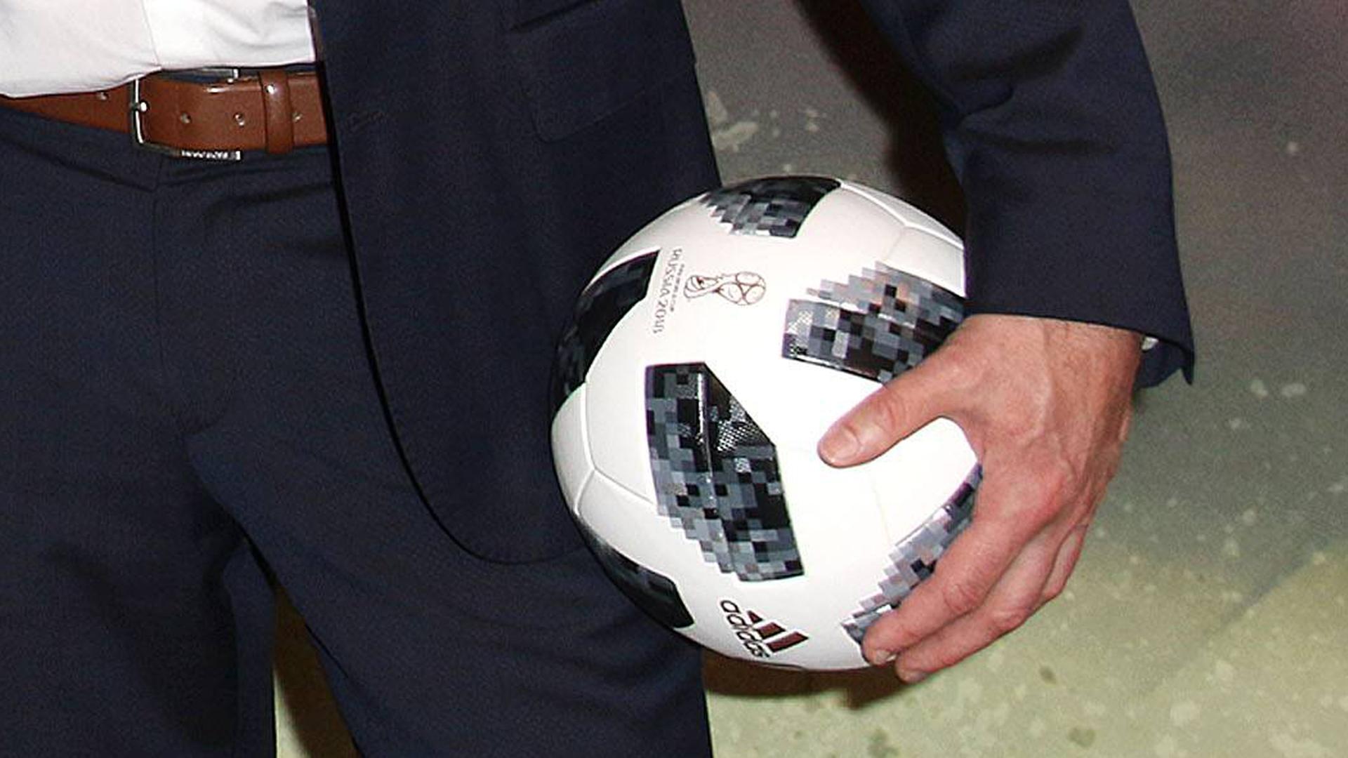 Der WM-Ball in guten Händen: Fußballkommentator Steffen Simon