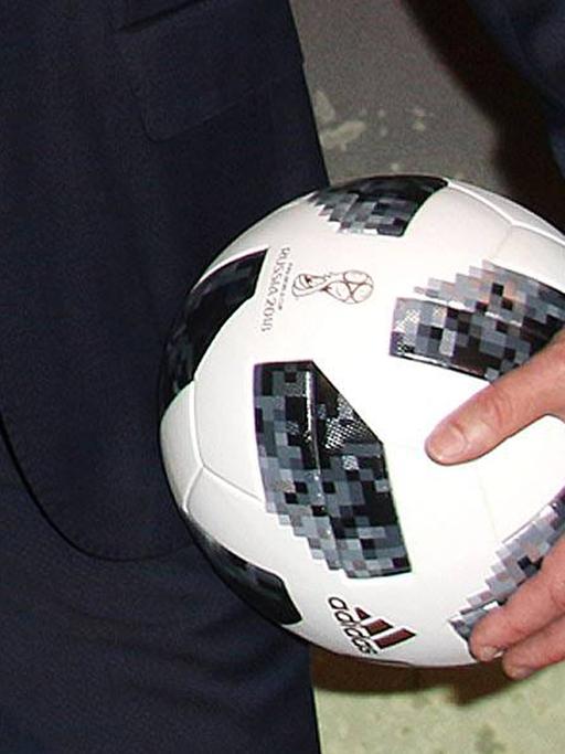 Der WM-Ball in guten Händen: Fußballkommentator Steffen Simon